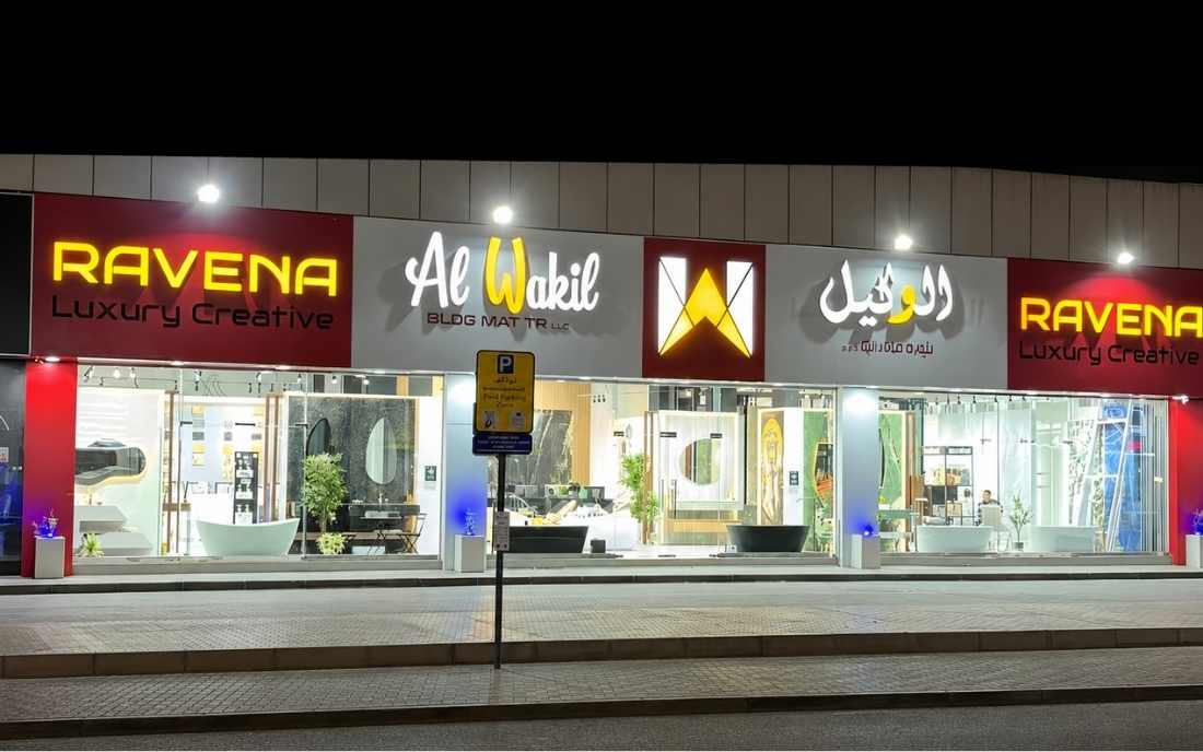 غرفة معيشة عصرية ومشرقة تضم بلاط أرضيات فاتح الملمس وأريكة بسيطة ووحدة تلفاز أنيقة. alwakil.ae